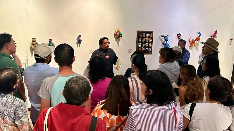 El artista ofreció un recorrido por la muestra.